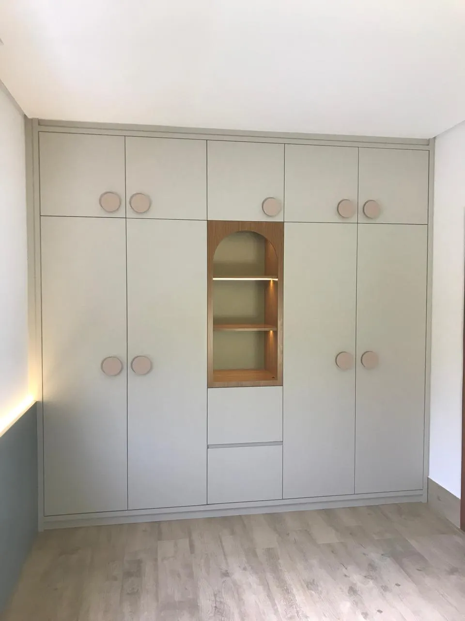 Roupeiro planejado sob medida em Tremembé - Modelo Clássico Vitrine