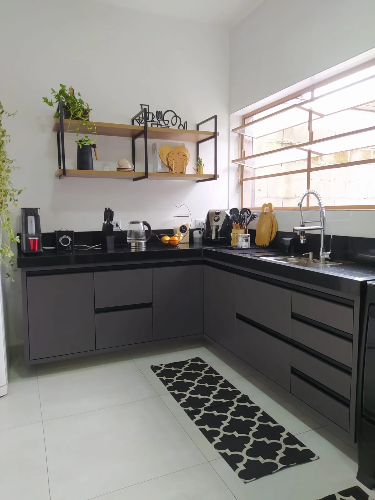 Cozinha planejada sob medida em Taubaté - Modelo Clássica Real
